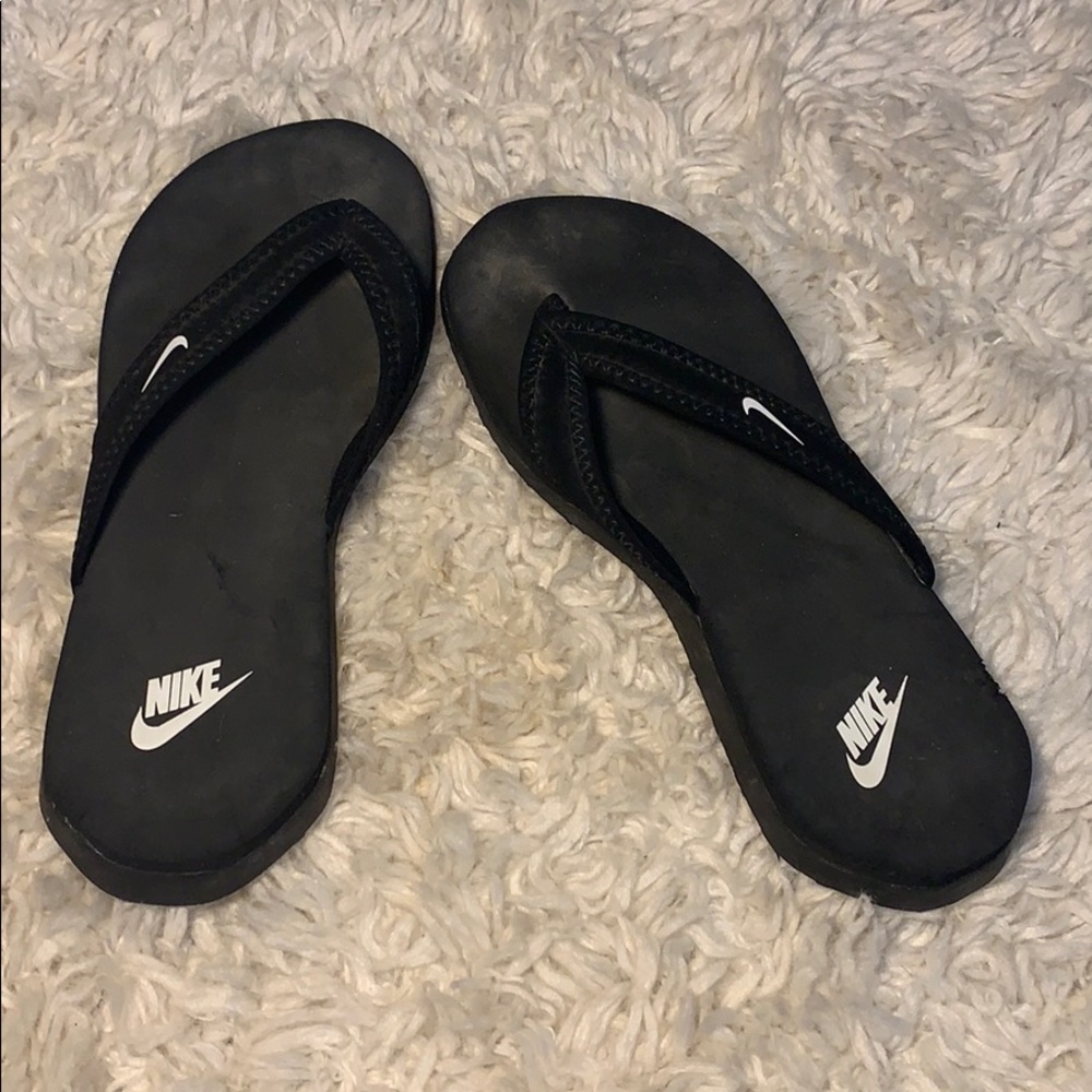used nike flip flops